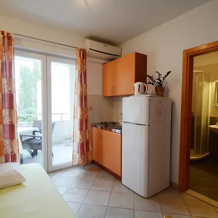 Apartments Ante Omis Exterior photo