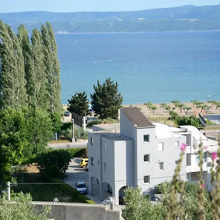Apartments Ante Omis Exterior photo