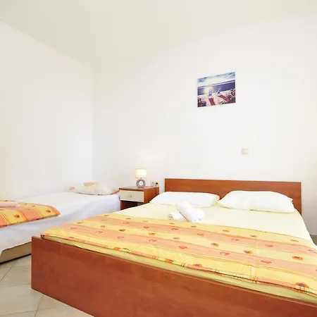 Apartments Ante Omis Exterior photo