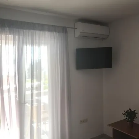 Apartments Ante Omis Exterior photo
