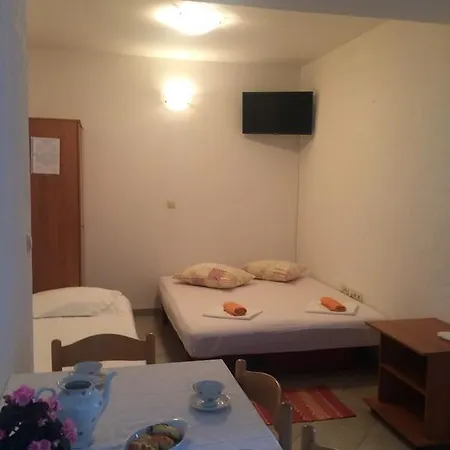 Apartments Ante Omis Exterior photo