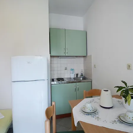 Apartments Ante Omis Exterior photo