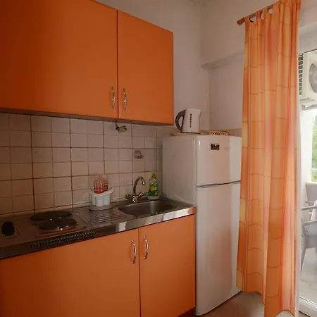 Apartments Ante Omis Exterior photo