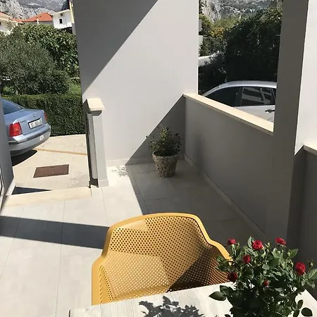 Apartments Ante Omis Exterior photo