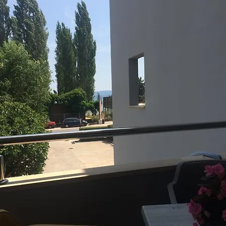 Apartments Ante Omis Exterior photo