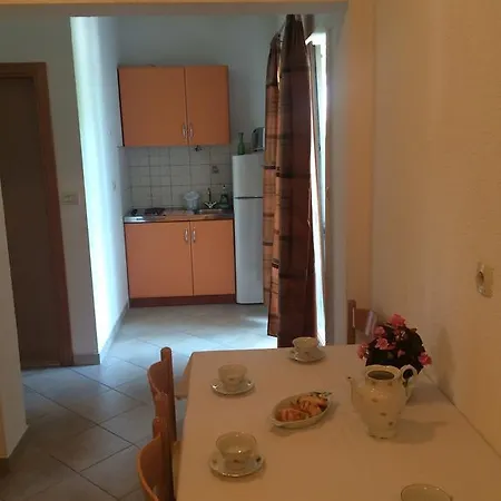 Apartments Ante Omis Exterior photo