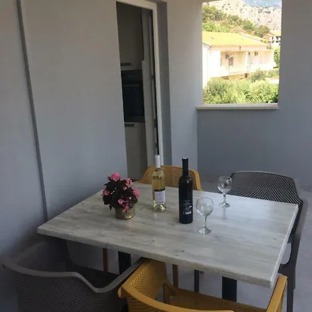 Apartments Ante Omis Exterior photo