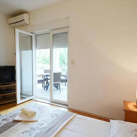 Apartments Ante Omis Exterior photo